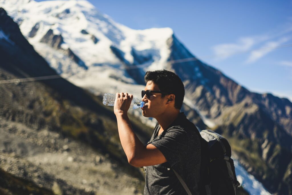 How much water do men need to drink to avoid dehydration?